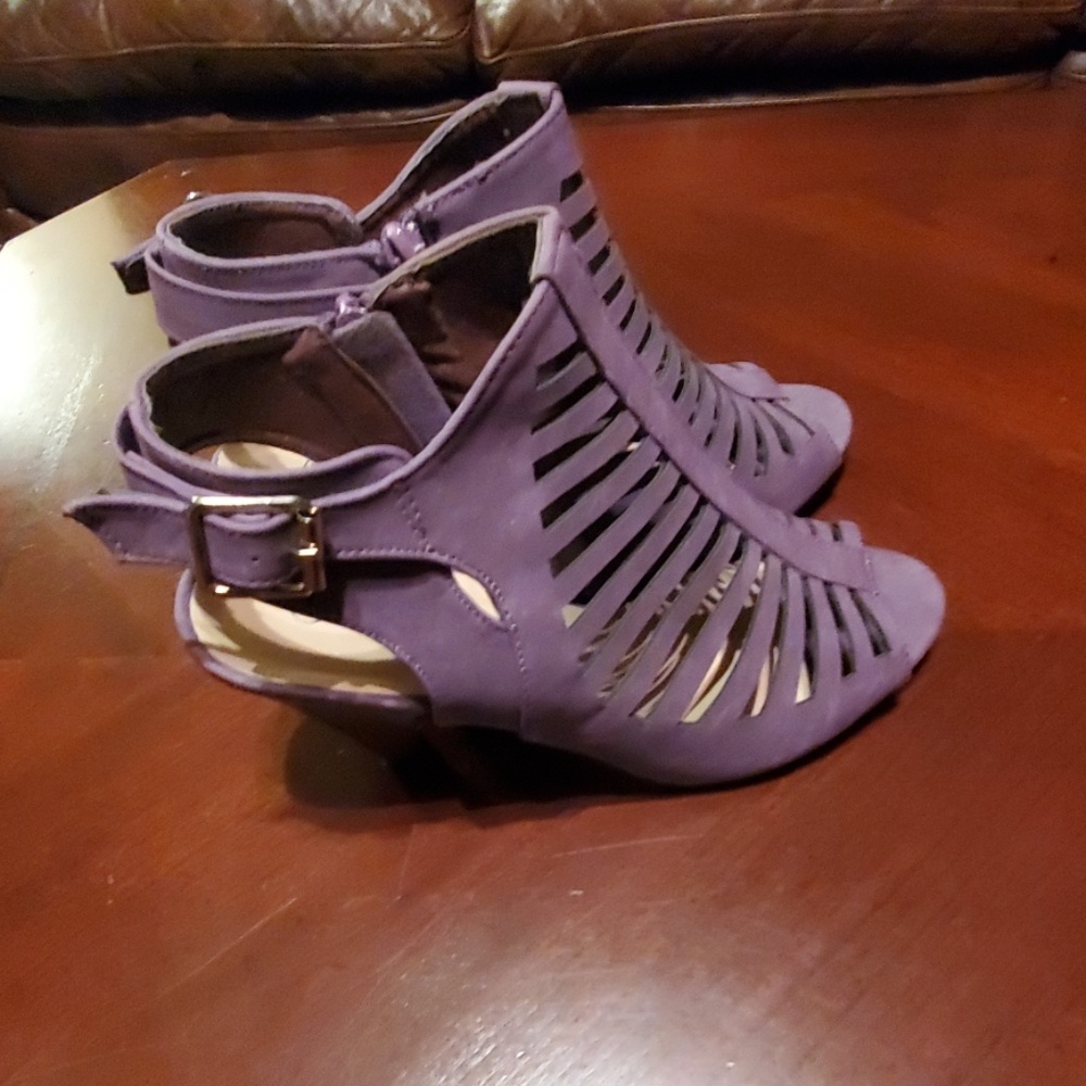 Shoes - Picture 3 of 4